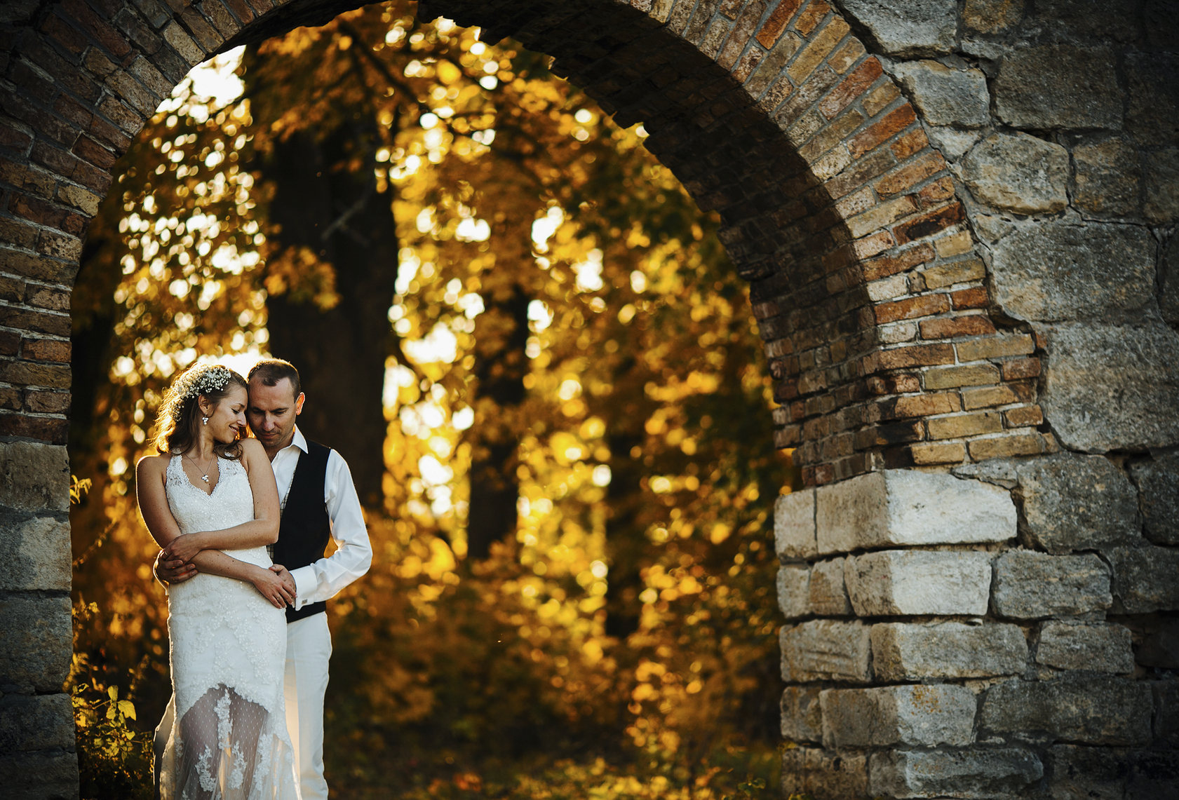 Couple posing in an autumn wedding