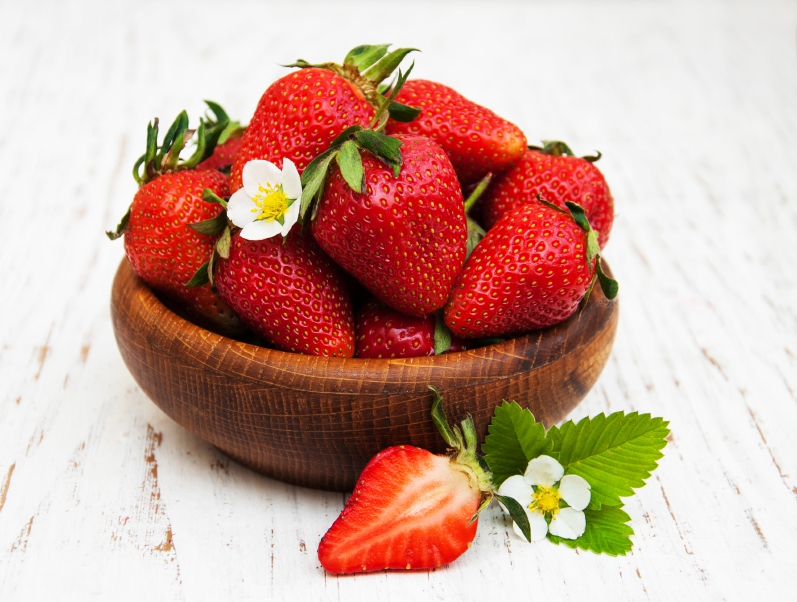 Bowl with strawberries